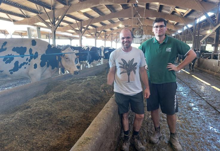 Vincent Ménard, associé du Gaec de la Hutte, et Mathis, apprenti en bac pro à la MFR de Verneil-le-Chétif.