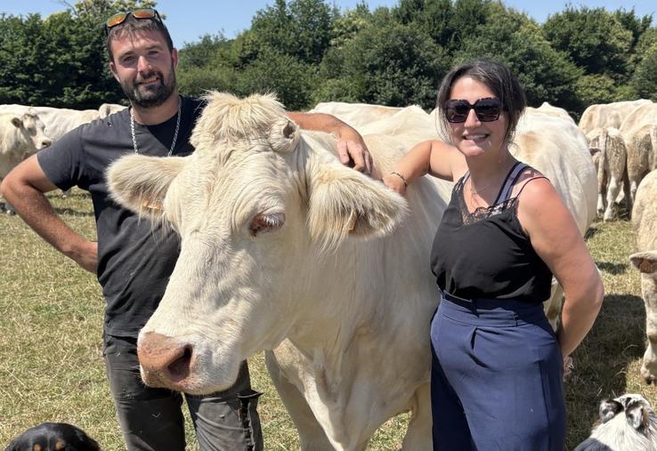 Aurélien Plessis et Elise Villaines, 26 ans, ont repris l'exploitation d'Eric et Françoise Guilvard, au Bois Taillé à Villaines sous Malicorne.