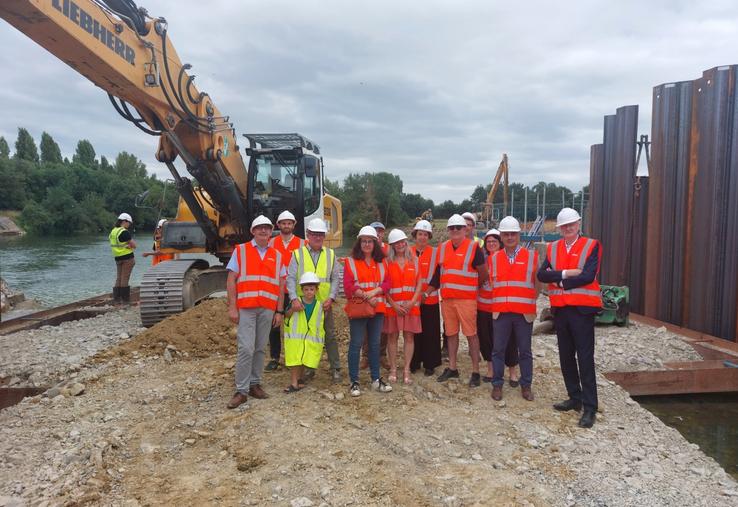  Ici au beau milieu de la rivière, à l'endroit où sera coulée la future passe à poissons, la délégation officielle en visite du barrage de Fercé-sur-Sarthe le 16 juillet 2025, composée entre autres de François Boussard, président de la commission Développement des territoires, Agriculture, Développement durable et Transition énergétique, Emmanuel Franco, conseiller départemental, Béatrice Latouche, conseillère régionale, Dominique Dhumeaux, maire de Fercé-sur-Sarthe, Delphine Delahay...