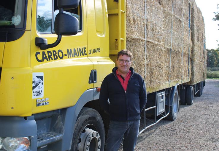 Bruno Lepinay, gérant de Carbo-Maine, a 90 à 100 clients réguliers en Sarthe, Mayenne et Maine-et-Loire. Certains lui prennent dix camions de paille. 