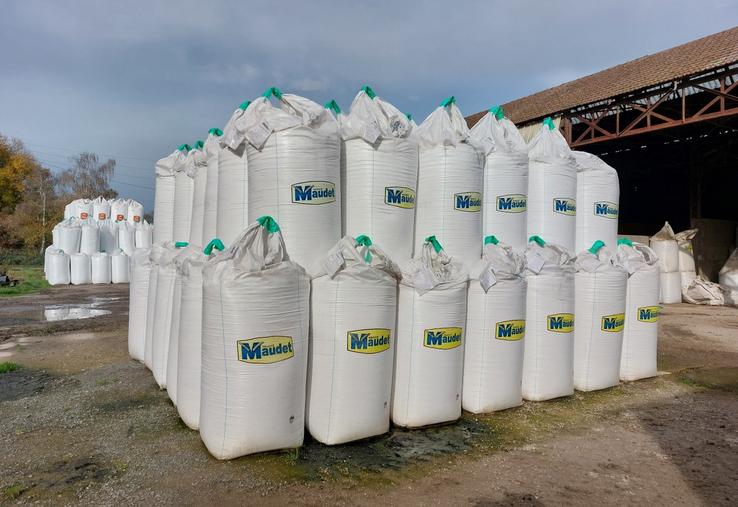 Des sacs d'engrais sur le site de collecte Maudet de Saint-Jammes-sur-Sarthe.