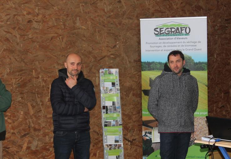 Etienne et Mathieu Boudvin. En haut à droite, Florence Foussard, animatrice du SAGE Loir. En bas à gauche, un séchoir à foin optimise le fourrage de la ferme depuis sept ans. 