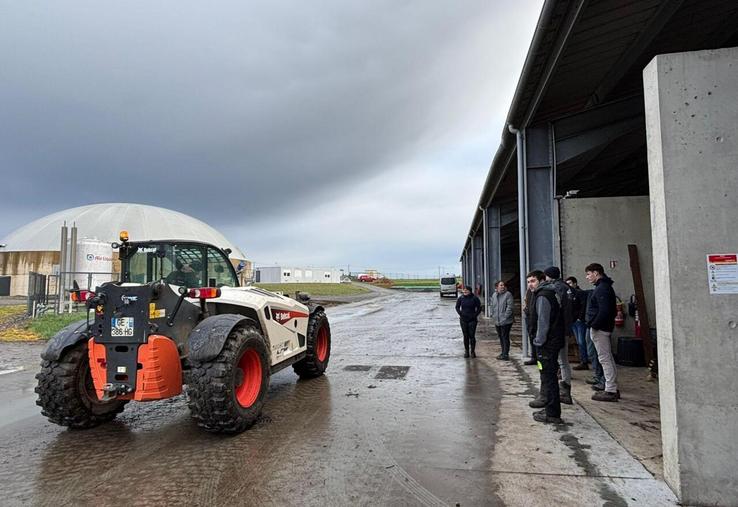 Les salariés inscrits à la formation à la conduite d'engins télescopiques, mise en place par la MSA, se sont exercés sur le télescopique de l'unité de méthanisation Méthagriloué.