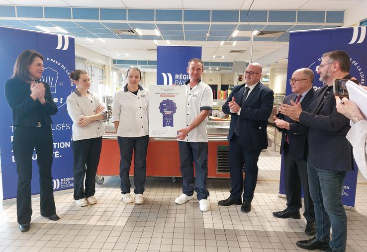 Le chef Mickaël Léonard récompensé par Christelle Morançais.