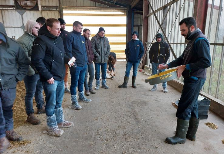 La " Seenoviale " du 29 janvier, animée par Germain Néré, a réuni un groupe d'éleveurs sur l'Earl de la Chapelière, à Bouloire.
En bas à dr. : Marie-Charlotte Touroute, conseillère Seenovia, analyse de l'urine de vaches taries au réfractomètre.