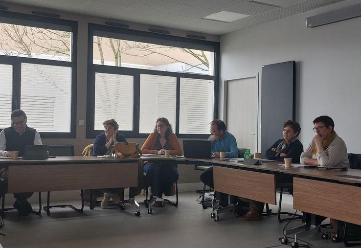 François Boussard, Mélanie Cosnier, Camille Glasson, Jérôme Thibault, Florence Rouyez et Isabelle Leballeur sont venus échanger avec les représentants de la FDSEA.