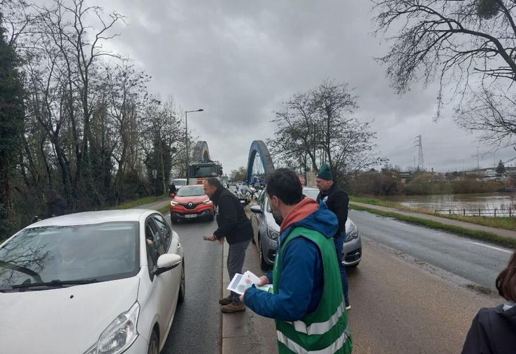 Mobilisation pour la gestion de  l'eau mercredi 18 février sur le pont d'Allonnes, afin de rappeler aux citoyens l'importance de l'eau pour notre souveraineté alimentaire.