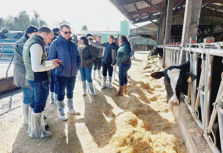 Les participants à la Seenoviale de mardi ont visité l'élevage robotisé du Gaec des 3 Fermes.
