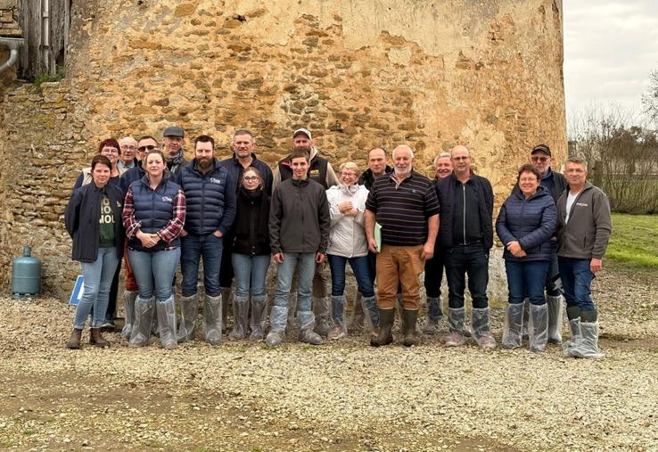 Les éleveurs de race Blonde d'Aquitaine ont visité l'élevage de la famille Duluard le 6 mars, après leur AG en salle.