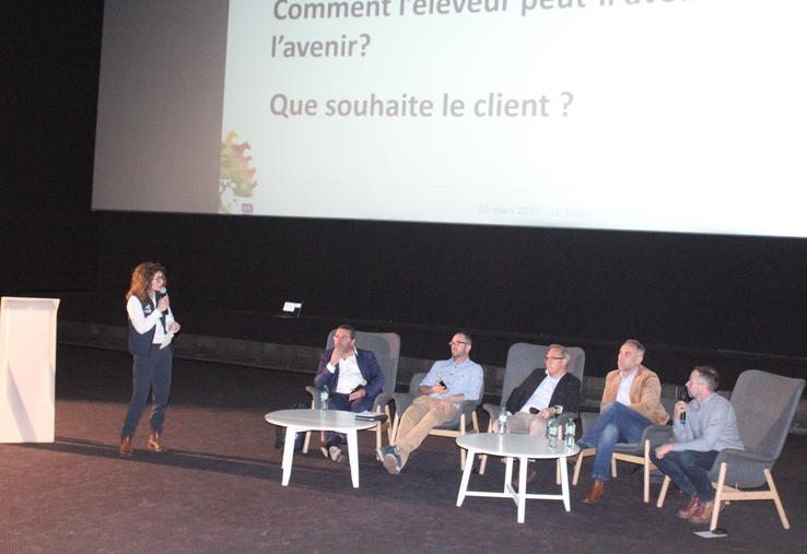Delphine Breton (Chambre PDL), animatrice de la table ronde, aux côtés des intervenants : Yann Denou (Elivia), Vincent Noël (Eleveur, 53), Yannick Duvacher (Bovimaine, Socopa, Bigard), Guillaume Rochard (responsable des achats et des ventes boucherie chez U ouest) et Sébastien Valteau (président Interbev PDL).