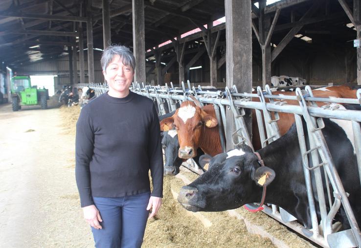 Céline Chevalier, éleveuse et productrice de fromages à La Bazoge avec son mari Eric.