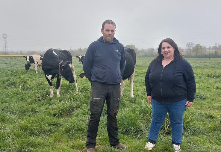 Benoît Besnard et Laëtitia Roux, installés en vaches laitières à Commerveil, au nord du département.