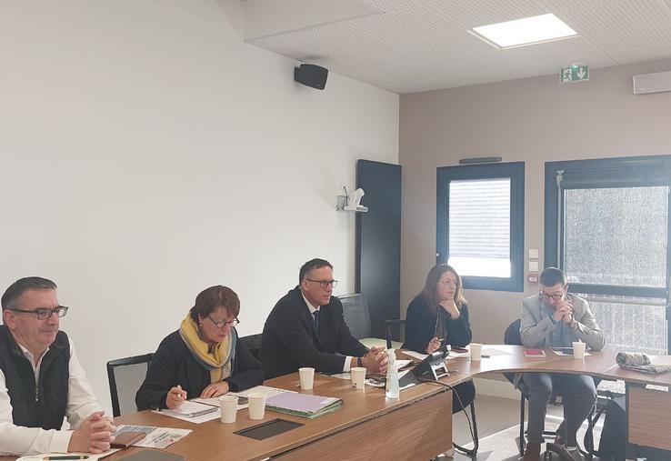 François Boussard, Marietta Karamanli, Thierry Cozic, Julie Delpech et Corentin Jouathel, collaborateur parlementaire de Jean-Carles Grelier. Le Sénateur Louis-Jean de Nicolay était également présent.