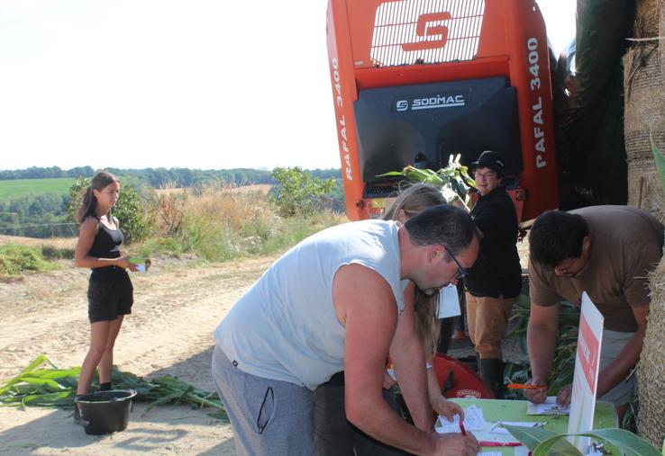 En milieu de matinée, les 138 échantillons révélaient une moyenne d'environ 22% de MS. Le Gaec Vauboulon de Bruno et Anthony Crinière à Tresson a accueilli cette journée MS.