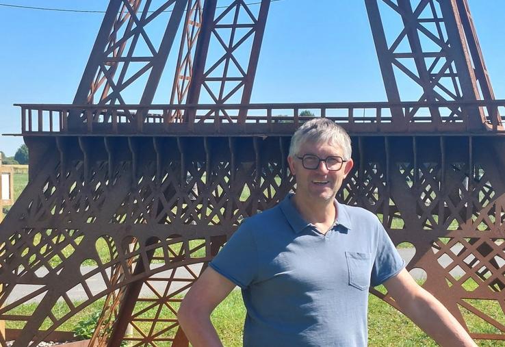 François Jousse est à la tête de l'entreprise M-Services Fers et Dérivés depuis 20 ans (ici devant la reproduction au 1/35e de la Tour Eiffel de 8,6 m de hauteur pour 2 tonnes, réalisée par l'équipe de M-Services à l'occasion des 6 heures VTT du comice de Laigné Saint Gervais le 30 août 2025).