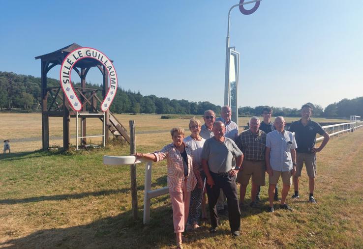 Les membres de l'association de courses hippiques de Sillé sur la ligne d'arrivée.