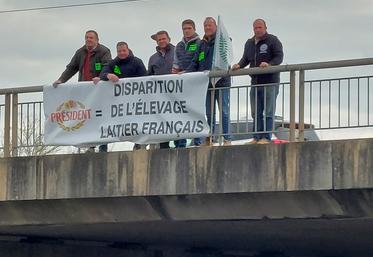 Deux banderoles ont été accrochées au-dessus de la rocade du Mans, visant les marques de Lactalis.